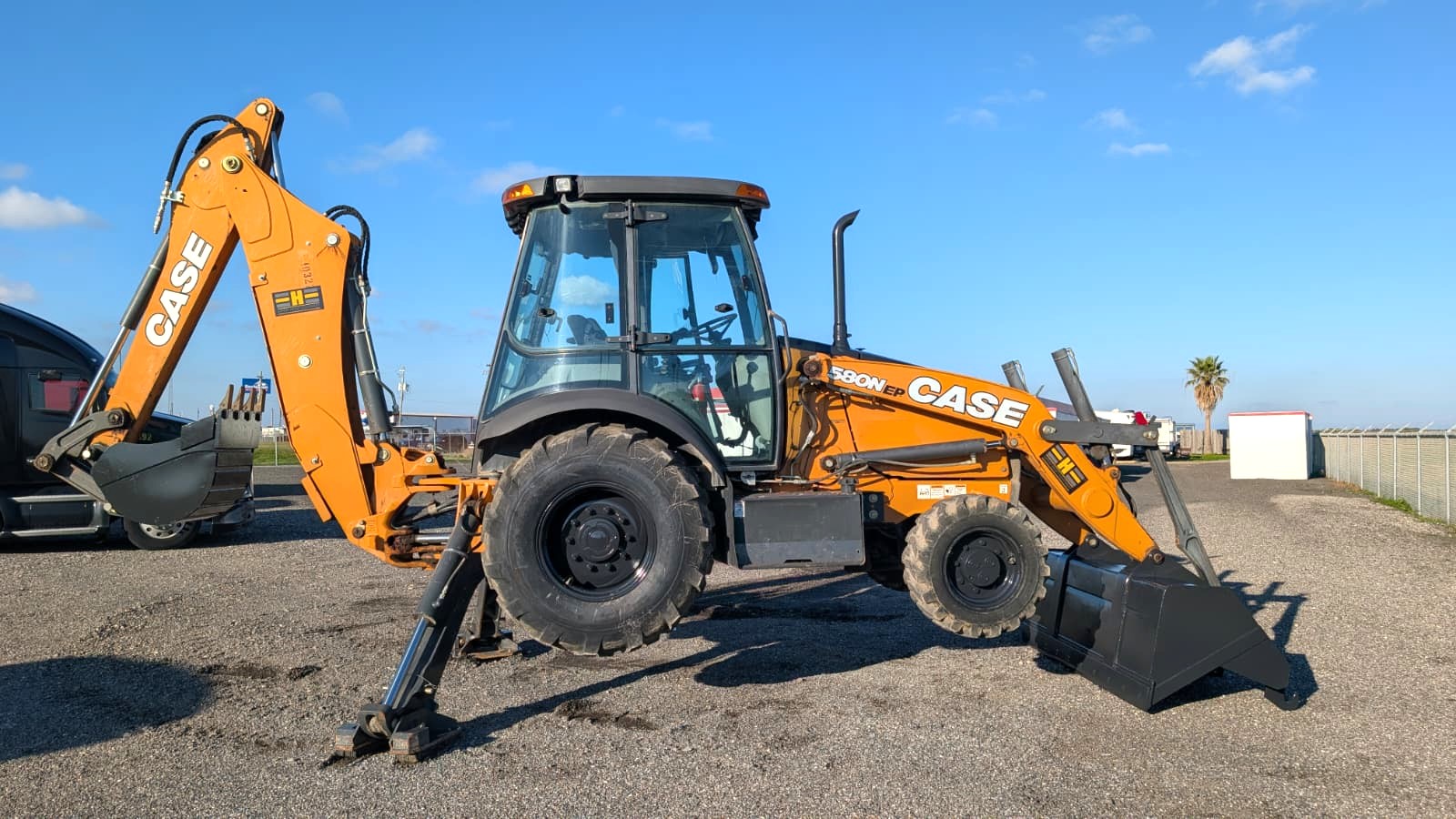 2020 CASE 580N EP 4WD CAB BACKHOE WITH AUXILIARY HYDRAULICS - 770004