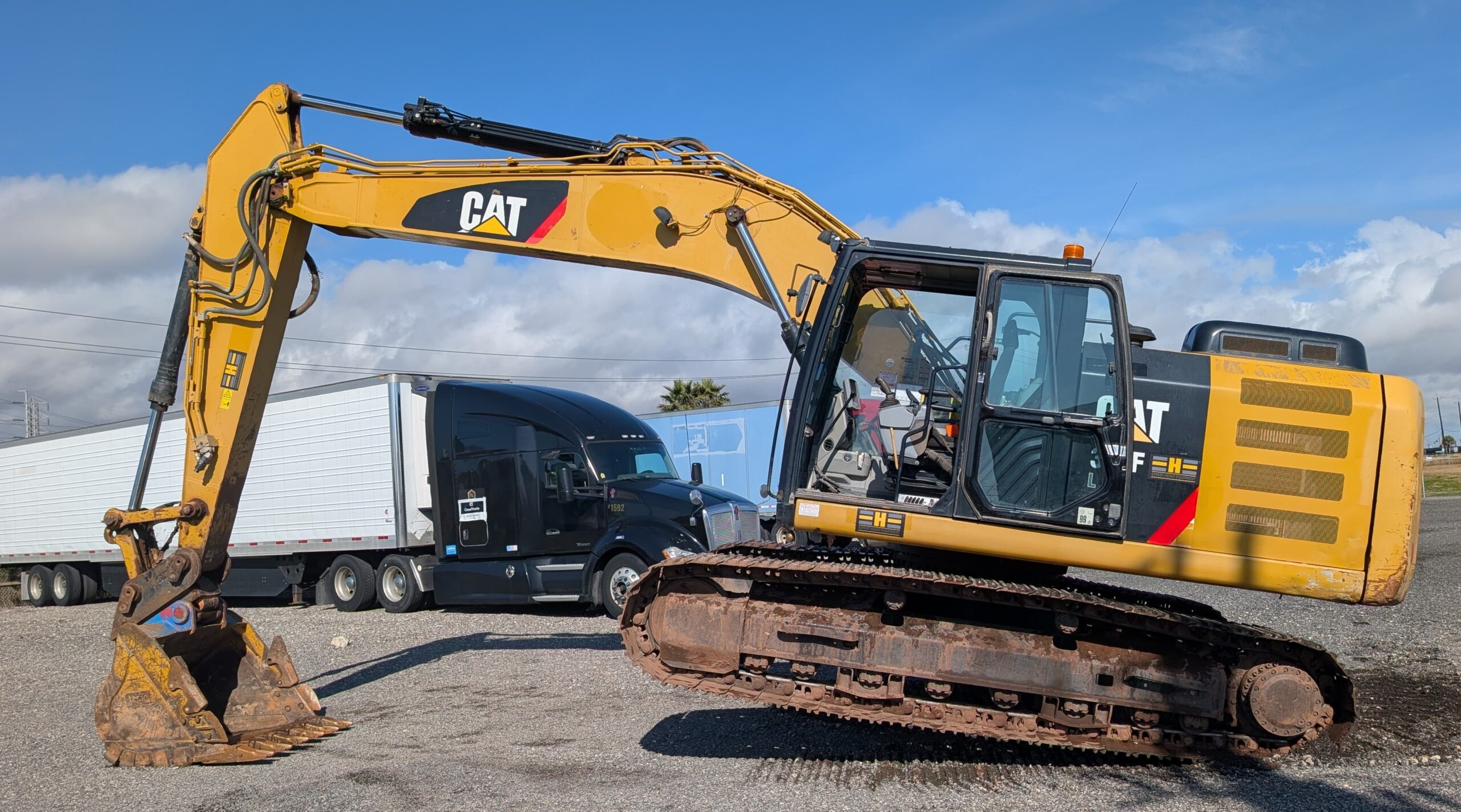 2017 CATERPILLAR 320FL EXCAVATOR - FULL EQUIPPED - LOW HOURS - GREAT CONDITION
