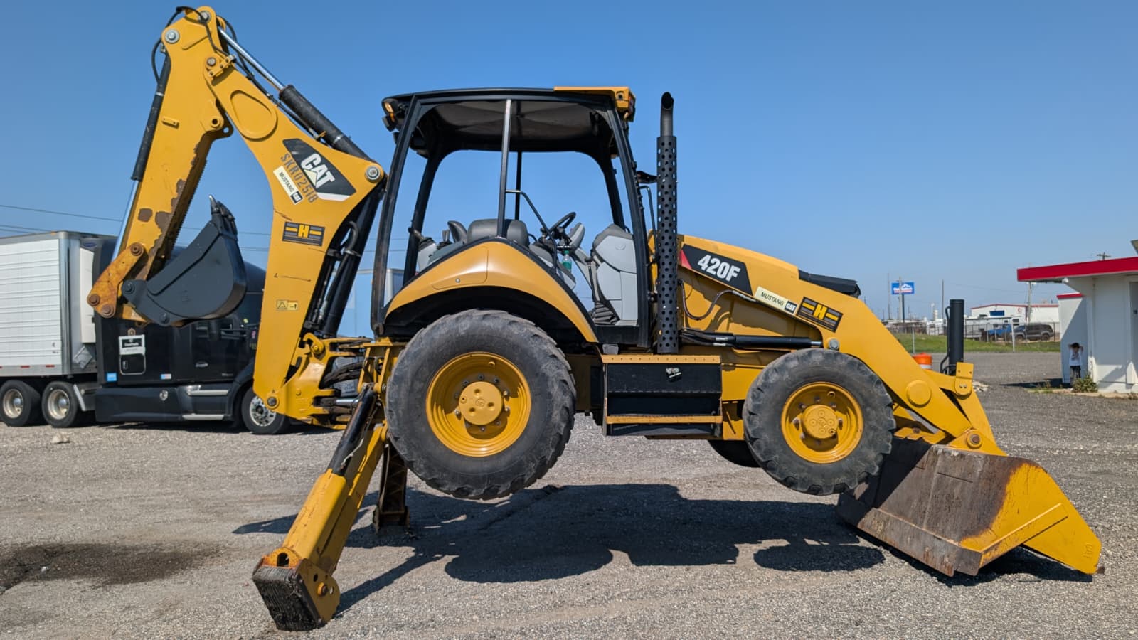 2013 CATERPILLAR 420F 4WD BACKHOE - 3RD VALVE - PRE-DEF - LOW HOURS